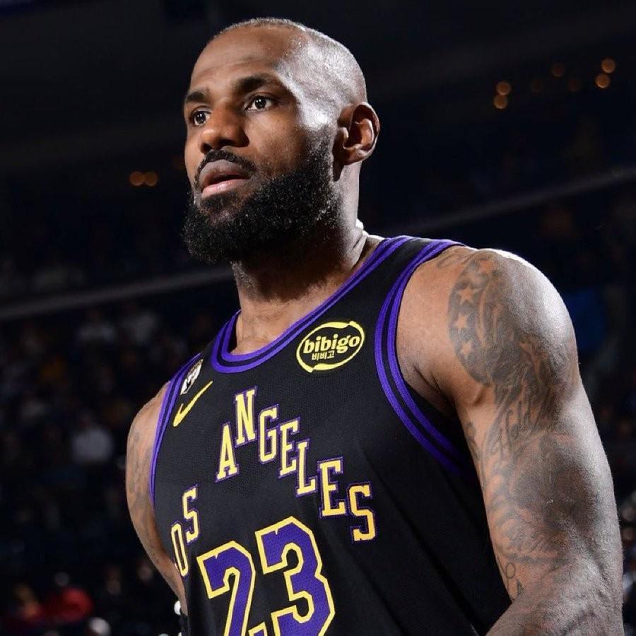 v站-记者：詹姆斯赛季后有三选择，降薪留队、自由加盟别队、退役