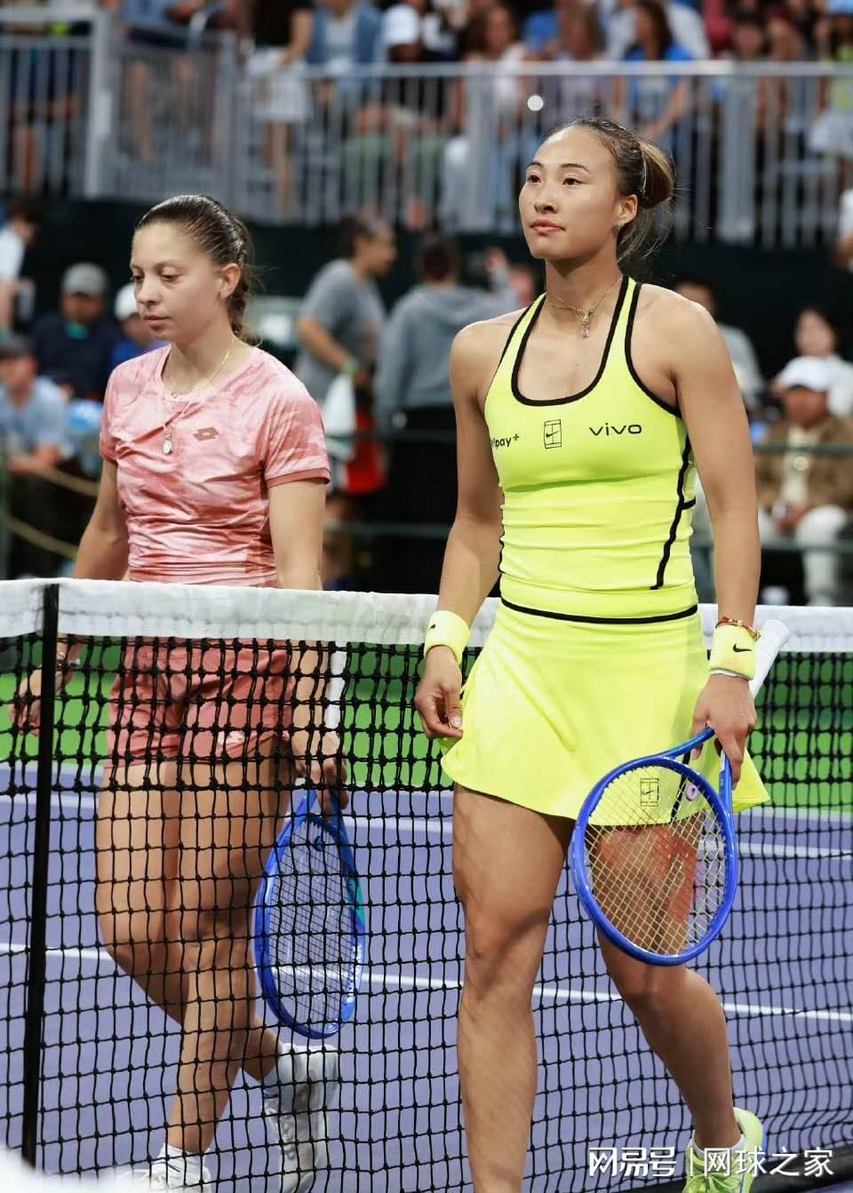 v站体育-郑钦文出局舆论又炸了！网友喊新教练下课，一姐罕见承认处于低谷