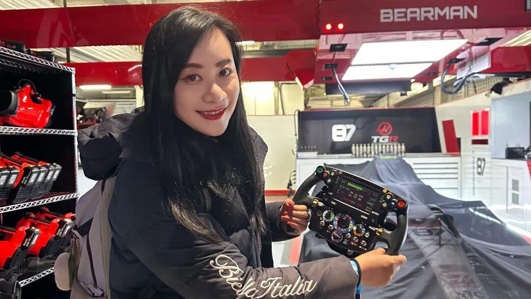 v体育-记者亲历上赛场夜游：手握赛车方向盘，站上F1领奖台
