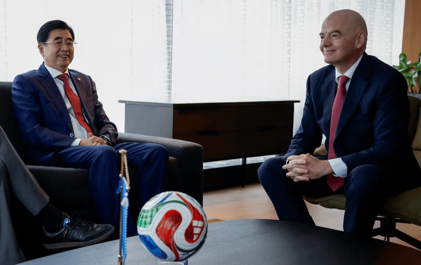 v体育-FIFA秘书长已抵京+温格陪同！已与足协主席见面 全力劝说央视签字